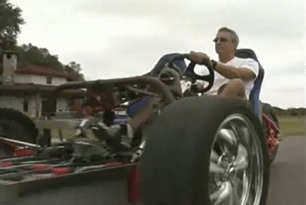 Probefahrt: Gerd Krysztopik mit seinem EZ-EV auf der Straße (Bild: ZWheelz)