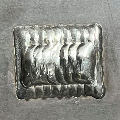 Was man hier sieht ist eine Reparaturstelle an einem gerissenen Stahlteil. Diese haben Schweizer Forscher vom Empa mittels WAAM-Prozess appliziert – also quasi additiv gefertigt. Was man so alles erreichen kann, erklären die Experten hier ... (Bild: Empa)