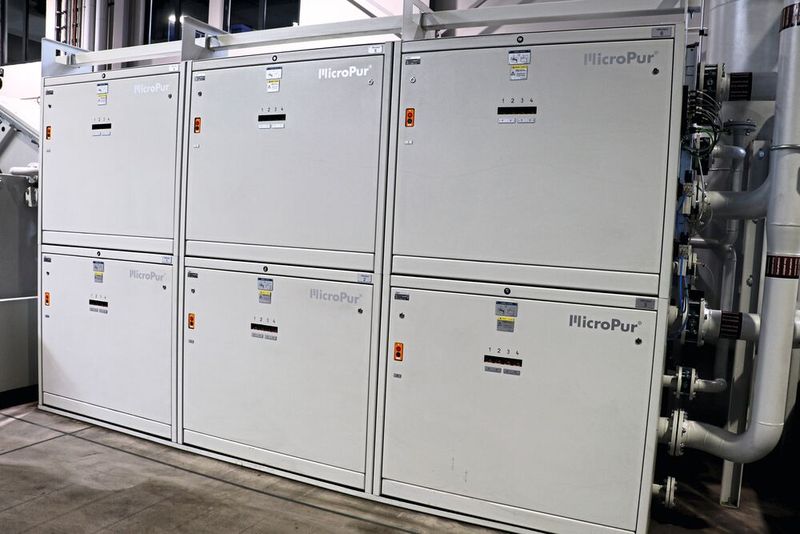 Sechs MicroPur-Filtermodule versorgen drei Doppelplanschleifmaschinen mit bis zu 1440 l/min gereinigtem KSS. (Bild: Knoll)