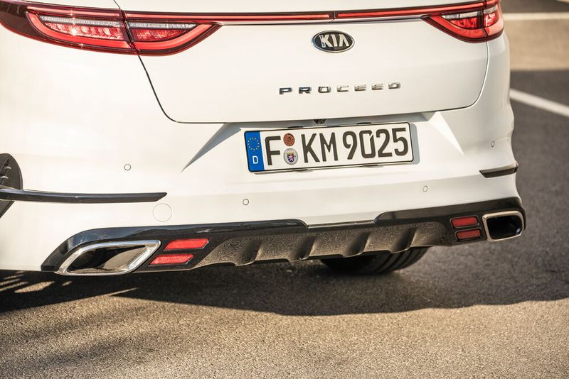 Am Heck haben die Entwickler einen großen Diffusor untergebracht. (Kia)