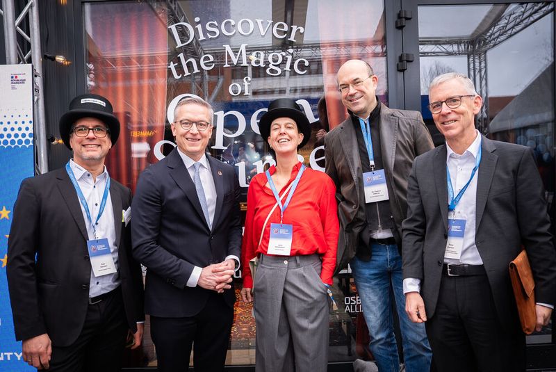 Wizards of OS: (v. l.) Peer Heinlein (Heinlein Gruppe), Karsten Wildberger (BMDS), Jutta Horstmann (Heinlein Gruppe), Patrick Alberts (Element, Matrix) und Peter Ganten (OSBA). (Bild: BMDS/Woithe)