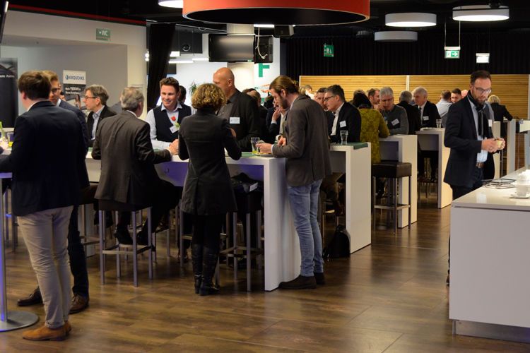 Das Netzwerken kam bei der zweitägigen Fachkonferenz „Autohaus der Zukunft“ in Augsburg nicht zu kurz. (Bild: Rehberg/»kfz-betrieb«)