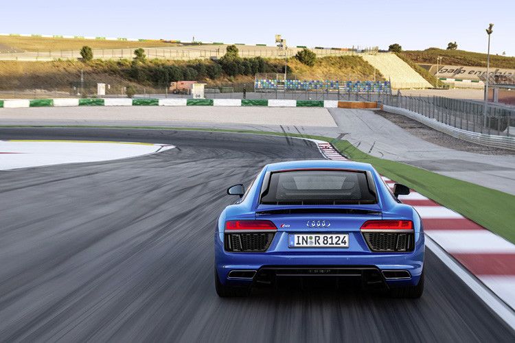 Das Topmodell beschleunigt in 3,2 Sekunden aus dem Stand auf 100 Stundenkilometer und weiter bis 330 Stundenkilometer Spitze. (Foto: Audi)