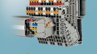 Die steckbaren 4-Etagen-Rangierklemmen bieten universelle Signalverteilungsmöglichkeiten innerhalb von kompakten Steuerungen und Anlagenteilen. (Bild: Phoenix Contact)