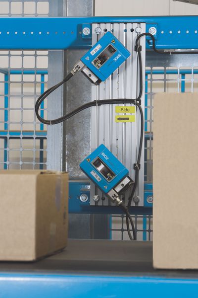 Der festmontierter Barcode-Scanner CLV490 identifiziert Barcodes auf einer Paketversand-Sortieranlage. (Archiv: Vogel Business Media)