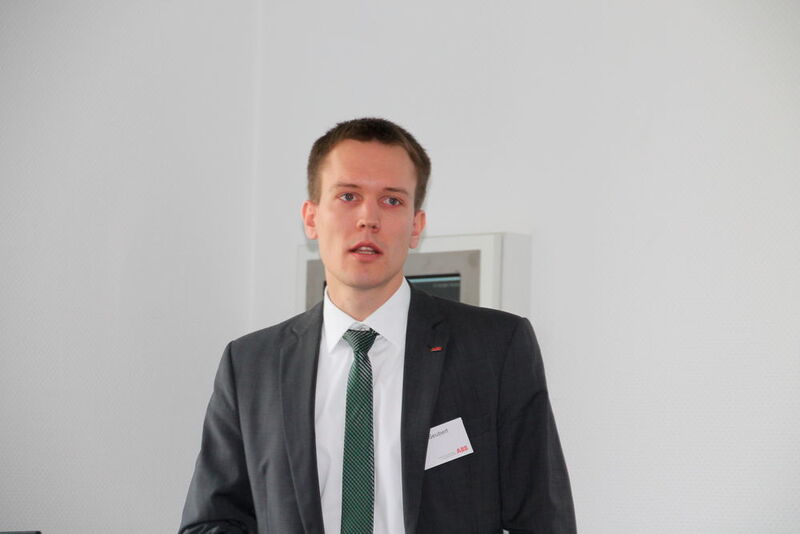 Marjus Seubert von ABB stellte ein Mehrkomponenten-FTIR-analysensystem für die Emissionsüberwachung vor. (Kunze/elektrotechnik)