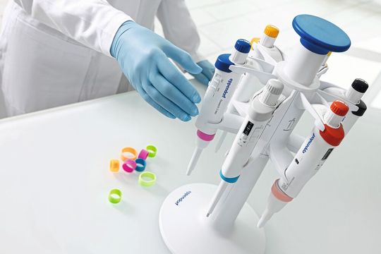 Die neuen Eppendorf Research 3 neo Pipetten bieten die bekannte Genauigkeit und Präzision (Bild:  Eppendorf)