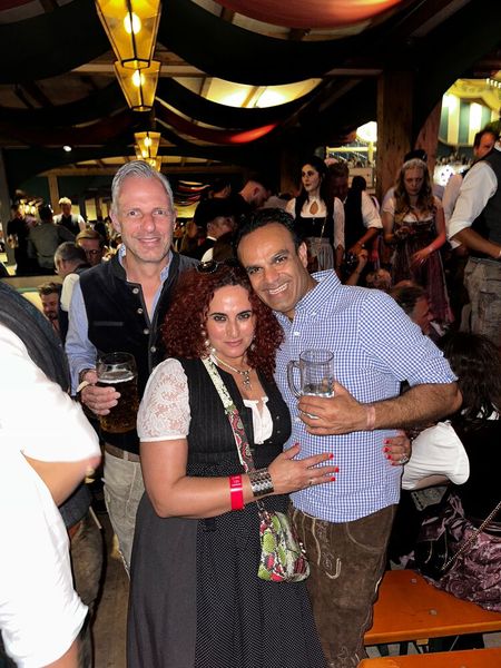 Besa (IT-BUSINESS), Björn Siewert (S&K) und Santosh Wadwa (Fujitsu) trinken eigentlich am liebsten Weißwein. (Bild: Vogel IT-Medien GmbH)