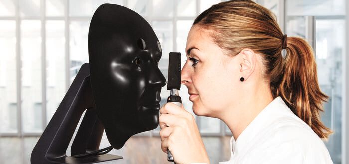 Netzhautuntersuchung mit dem Eyesi Direct Ophthalmoscope Simulator (Bild: VRmagic)