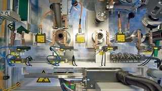 Bild 1: Kompakt und trotzdem gut zugänglich sind die einzelnen Arbeitsstationen angeordnet 
(v. l. n. r.): Dichtungsrohling annehmen und wenden, Dichtkante stechen, Federring einsetzen und auf Fehler prüfen. (Bild: Weiss)