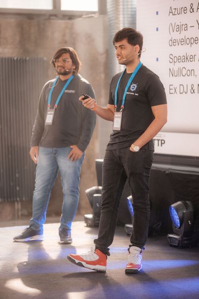 Sympathisch und fundiert erzählten Chiraq Salva und Raunak Parmar davon wie Hacker sich globale Adminrechte aneignen – ein Albtraum für jede Organisation! (Bild: Vogel IT-Akademie)