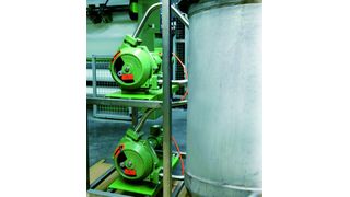 Für einen Hersteller von Dekor-Papieren übernimmt eine Schlauchpumpe P_classic 27 mit regelbarem Drehmoment die bedarfsgerechte Farbzufuhr, während eine zweite mit fester Drehzahl überschüssige Farbe abpumpt. Bilder: Ponndorf (Archiv: Vogel Business Media)