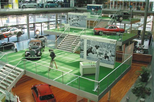 Eigene Geschichte perfekt inszeniert: Sonderausstellung zur Fußball-WM mit automobilen Zeitzeugen. (Archiv: Vogel Business Media)