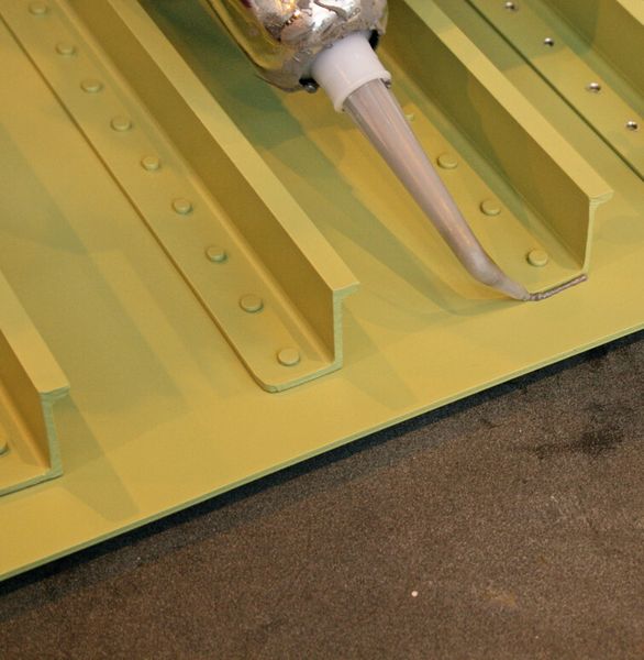 Bild 2: Eine Aufgabe des mobilen Assistenzroboters Valeri ist das Aufbringen von Dichtmittel an Flugzeugteilen. (Bild: Airbus Military)