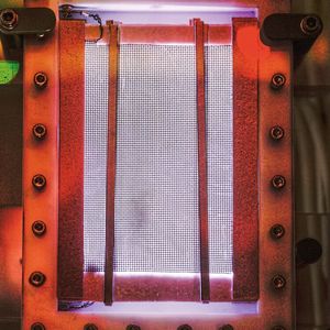 Gezähmtes Plasma: Wenn der Reaktor zündet, breitet sich auf seiner Oberfläche ein sanftes Leuchten aus. Er arbeitet bei einer Temperatur von gerade einmal 30 Grad.(Bild:  Evonik Industries AG)