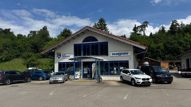 Den Auftakt machte das Autohaus Wagner. Die freie Werkstatt bekommt wegen Problemen regelmäßig Besuch von der Polizei. Nicht, weil die freie Werkstatt aus dem bayerischen Haiming etwas falsch gemacht hat – sondern weil sie offensichtlich einiges richtig macht.  (Bild: Schreiner – VCG)