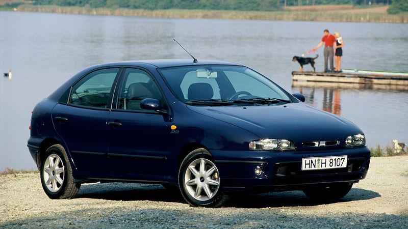 Der Fiat Brava wurde von Herbst 1995 bis Sommer 2001 gefertigt. Er war die längere fünftürige Variante, während der 17 cm kürzere Dreitürer unter dem Namen Fiat Bravo verkauft wurde. Beide folgten auf den Tipo, der sich anfangs noch sehr gut auf dem europäischen Markt verkaufte – bis erste, katastrophale Crashtests das Image des Modells und der Marke schwer beschädigten. Zu spät erkannte Fiat, dass der Tipo in den Sicherheitsaspekten nicht soweit verbessert werden konnte, dass er konkurrenzfähige Sicherheit bieten konnte. Aus diesem Grund wurden die Modelle Bravo und Brava lanciert. (Bild: Fiat Stellantis)