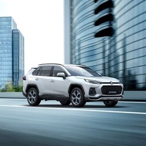 Den Across wird Suzuki mit Plug-in-Hybridantrieb anbieten. Bis zu 75 Kilometer weit soll das SUV rein elektrisch fahren können.(Bild:  Suzuki)