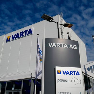 Der Batteriehersteller Varta will die Insolvenz abwenden und strebt ein Sanierungsverfahren an. Das wurde nun vom Landgericht Stuttgart gebilligt. Doch davon sind die Kleinaktionäre nicht begeistert ... (Bild: Varta)