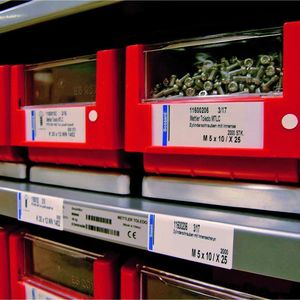 Alle Kleinteile werden in separaten Lager- oder Transportbehältern gelagert, die auf einem wiegenden Regalboden stehen. Bild: Mettler-Toledo