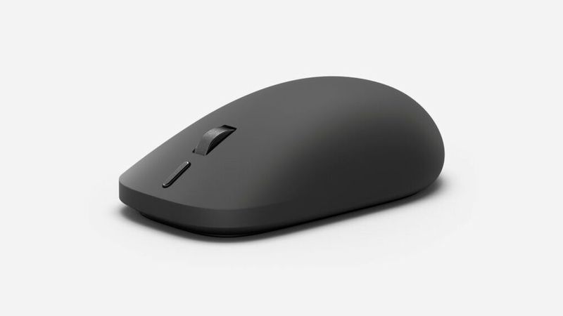Die neue Surface Mouse mit haptischem Feedback kann von Links- und Rechtshändern gleichermaßen gut genutzt werden. Unter dem Mausrad sitzt eine Zusatztaste für den Start von Copilot oder anderen Applikationen. (Bild: Microsoft)