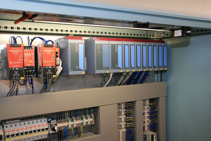 Für die Ethernet-Kommunikation zwischen den Steuerschränken und Arbeitsstationen kommen ungemanagte Fast-Ethernet-Switche zum Einsatz. (Bild: Weidmüller)