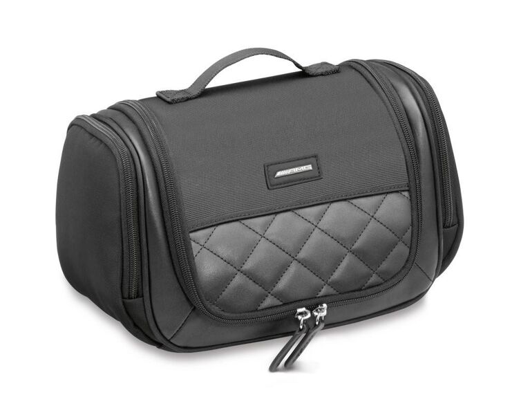 Kulturtasche AMG aus schwarzem Nylon/Leder mit Rautensteppung, Maße ca. 28 x 16 x 15 cm. Artikelnummer: B66951757. (Bild: Daimler)