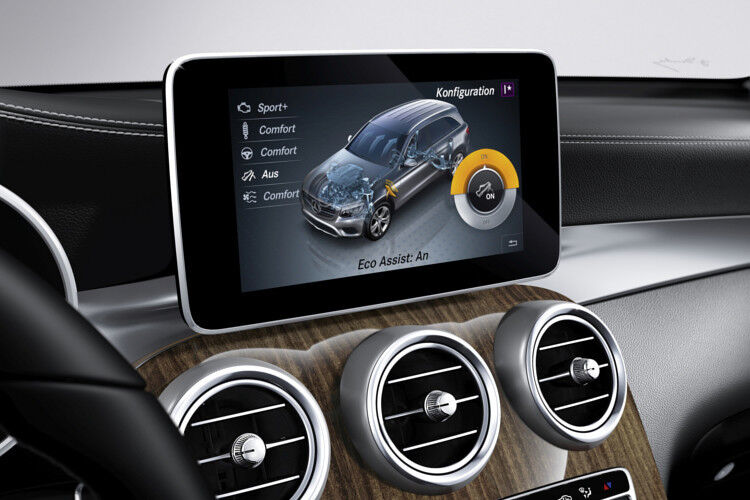 Über der Mittelkonsole ist ein mittig positioniertes Media-Display teilintegriert. (Foto: Daimler)