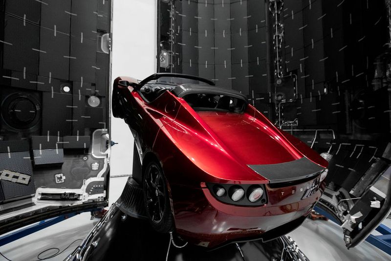 Bereit für die Reise zum Mars: Elon Musks roter Tesla Roadster. (Bild: Elon Musk)