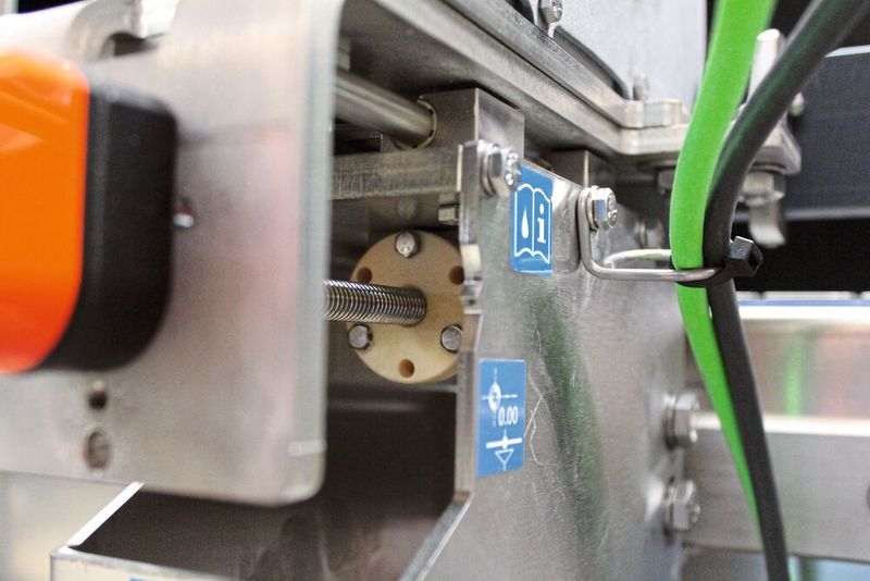 Formatverstellung: Um eine Formatverstellung zu ermöglichen, wenn eine andere Flaschengröße inspiziert werden soll, kommen Dryspin-TR16x2-Muttern zum Einsatz. Beim Umstellen auf andere Flaschen sind somit keine Wechselteile notwendig. (Bild: Igus GmbH)