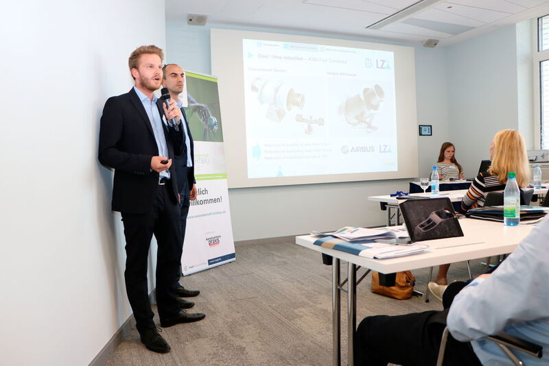 Niko Kaufmann, Bionic Production AG und Helge Loch, LZN Laser Zentrum Nord GmbH, erklärten, welche Bauteile sich für die Additive Fertigung eignen. (Bernhard Richter/konstruktionspraxis)
