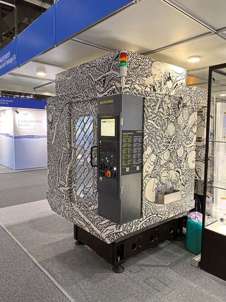 La Fanuc Robodrill, spécifiquement décoré pour l’EPHJ par l’artiste zurichois GRRRR, sur le stand de Walter Meier (Solutions pour l'usinage) SA. (Source : Marina Hofstetter)