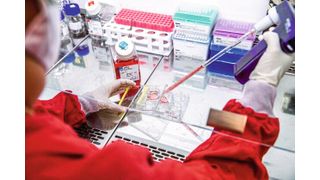 Vorbereitung des Mediums für Säugetierzellen, das die Techniker zur Züchtung der Viren im Labor verwenden.  (Bild: Nadine Poncioni / ISTA)