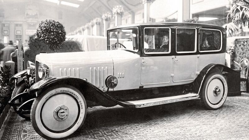 Deutsche Automobil-Ausstellung in Berlin, 1921: Die Maybach-Motorenbau GmbH präsentiert ihr erstes Automobil, einen Maybach W 3. Die Karosserie stammt, wie damals üblich, von „extern“, hier von Auer aus Cannstatt.  (Mercedes-Benz AG)