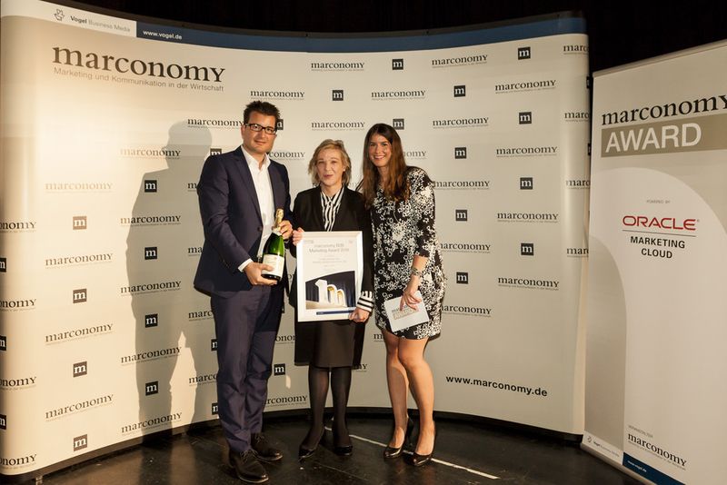 Hatte gleich doppelten Grund zur Freude: Veronika Classen, Reinsclassen. Hier mit der Urkunde für Platz 3 der B2B Marketing Awards für ihre Kampagne für G Data – und noch ahnungslos, dass sie kurze Zeit später noch einmal auf die Bühne steigen würde. Eingerahmt von Dr. Dominik Wagemann und Dr. Gesine Herzberger. (marconomy © Stefan Bausewein)