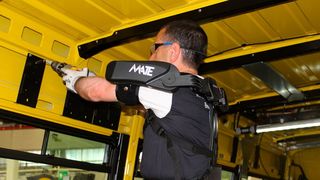 Verschiedene Bediener nutzen das gleiche Exoskelett. Durch die Schultergurte lässt sich Mate  problemlos individuell anpassen. (Comau)