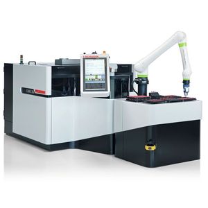 Tschudin «Cube 350»: Die mit dem Red Dot Award ausgezeichnete spitzenlose Rundschleifmaschine ist ideal für die Bearbeitung kleiner Losgrössen mit einem Teiledurchmesser von bis zu 20 mm. Hier abgebildet mit einem Roboter.(Bild:  Tschudin)