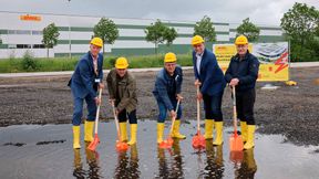 Spatenstich für das neue Batterielogistikzentrum der DHL Supply Chain (vlnr): Dirk van Houtum (DHL), Hans van de Winkel (Gemeinde Sittard-Geleen), Huub Menten (Gemeinde Sittard-Geleen), John Scherders (DHL) and Jan van de Berg (Gemeinde Sittard-Geleen). (Bild: DHL Supply Chain)