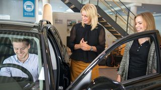 Junge Käufer zieht es im Prozess des Autokaufs laut Studie besonders häufig in die Händlerschauräume. (Bild: Promotor/T. Volz)