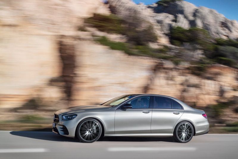 In der Seitenansicht bleibt sich die E-Klasse weitgehend treu. (Bild: Daimler)