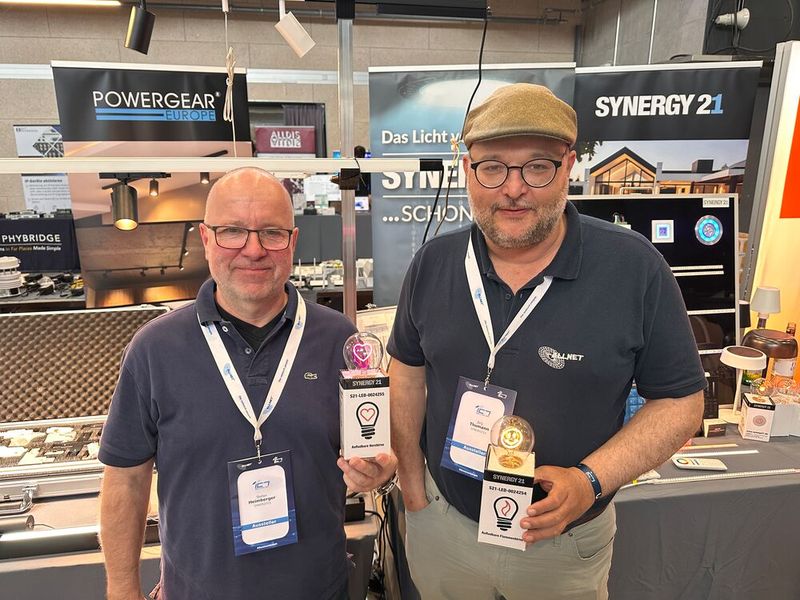 Stefan Heimbergers Herz und Jörg Thumann (SYNERGY21) lachen um die Wette. (Bild: Vogel IT-Medien GmbH)