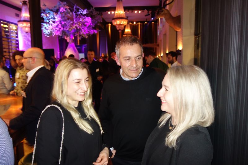 Alexander Pfeil hört der jüngeren Generation immer aufmerksam zu (r.) Jana und Janine Räsch, mdt Medientechnik. (Bild: IT-BUSINESS)