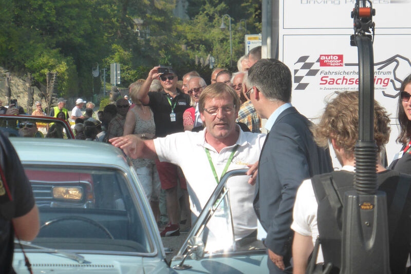 Rennfahrerlegende Joachim Winkelhock (li.) im Gespräch mit dem Bürgermeister von Bad Elster, Olaf Schlott. (Schunk)