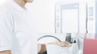 Uvex-CR-Schutzbrillen lassen sich bis zu zehnmal im Autoklaven sterilisieren. (Bild: Laservision)