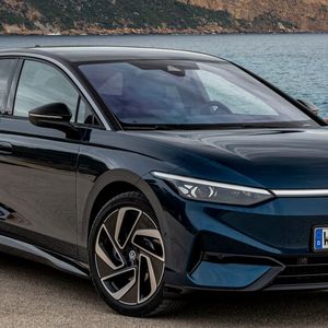 Typisch für ein Elektroauto baut auch der ID 7 relativ hoch. Doch insgesamt bietet er dennoch stimmige Proportionen.(Bild:  VW)