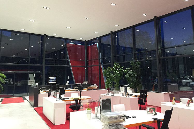 Weiß, Rot und Schwarz – die CI-Leitfarben von Seat kommen an den Verkäuferarbeitsplätzen zur Geltung. (Foto: Autohaus Berolina)