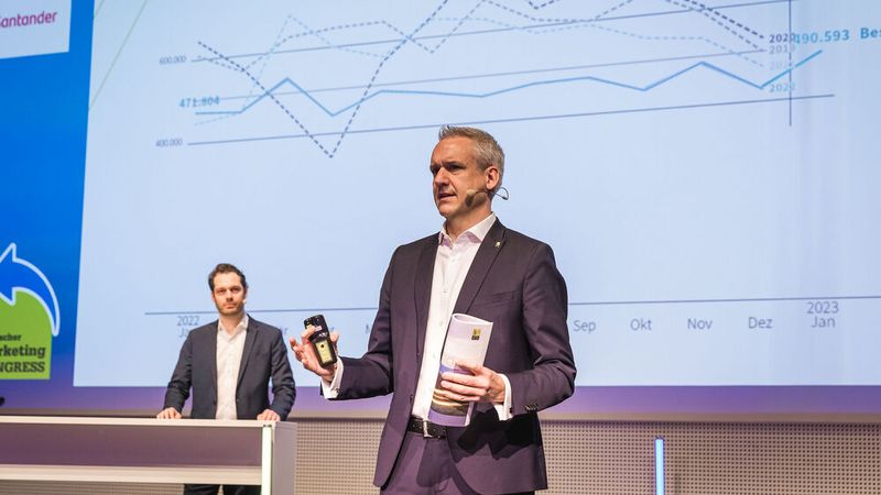 Dr. Martin Endlein (re.) und Martin Weiss von der DAT gaben einen Überblick über Kennzahlen und Entwicklungsprognosen für das Gebrauchtwagengeschäft. (Bild: Stefan Bausewein)