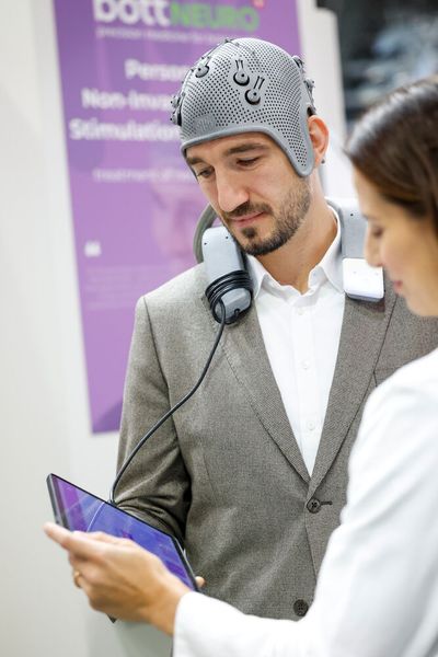 Eine der Lösungen auf der Messe ist auch das Therapiesystem „Miamind“ des Schweizer Start-ups Bottneuro. Ein 3D-Helm mit bis zu 32 Elektroden soll ein elektrisches Stimulationsverfahren wie tDCS (transkranielle Gleichstromstimulation) und tACS (transkranielle Wechselstromstimulation) gezielt einsetzen, um ein neuronales Netzwerk für Patienten zu modelieren. Das integrierte EEG überwacht und dokumentiert kontinuierlich den Therapieerfolg. Die Behandlung ist vor allem für Menschen mit Alzheimer-Erkrankung, Schlaganfall-Folgen und Depressionen gedacht.  (Bild: Messe Düsseldorf / Tillmann)