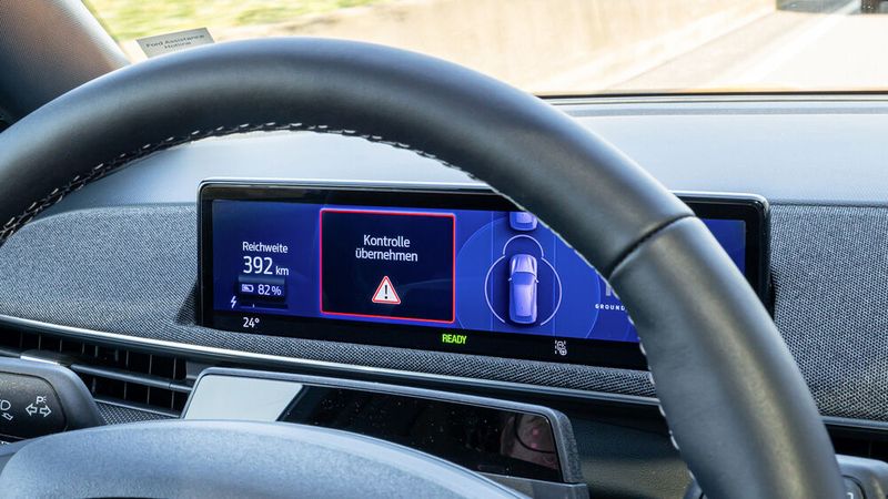 Blickt der Fahrer zu lange zur Seite, erinnert Blue Cruise an die Verantwortung.  (Bild: Autoren-Union Mobilität/Ford)