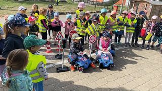 Erste Fahrversuche der Kinder einer Kita  in Grevelsmühlen, wo Geschäftsführerin Katharina Vagt, Obermeister Ulrich Martens und Pressesprecher Sven Wandel von der Innung Nordwestmecklenburg-Wismar die Bobbycars übergaben.   (Bild: Kraftfahrzeuggewerbe des Landesverbands Mecklenburg-Vorpommern)